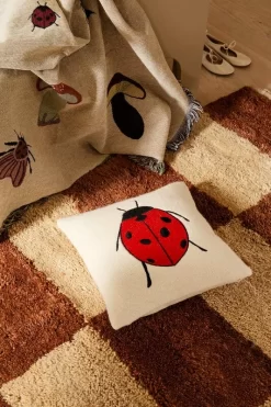 Ferm LIVING Coussin Brodé Forest, Coccinelle -Meubles Soldes Boutique 001 fermLIVING AW21 MaraKnottedRug ForestEmbroideredCushionLadybird ForestTapestryBlanket image