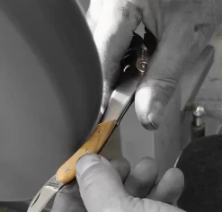 CHATEAU LAGUIOLE © MEILLEUR SOMMELIER DU MONDE - COUTEAU SOMMELIER OUVRE BOUTEILLE DE LUXE FINITION CORNE DE RENNES ANDREAS LARSSON (SUEDE) -Meubles Soldes Boutique 1200x1147