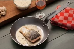 De Buyer Poêle En Tôle D'acier Ø 24cm - Sans PFAO & PTFE - Geen Induction - Revêtement Anti-adhérent En Cire Naturelle -Meubles Soldes Boutique 1200x803