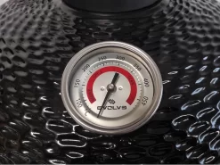 Série Evolve Econ - Barbecue Kamado 24" / 61 CM / XXL - Avec étagères De Table En Bois - Accessoires Gratuits Inclus - Parois En Céramique - Forme D'œuf - Chaleur Directe + Chaleur Indirecte - Ventilation Professionnelle - Thermomètre Intelligent -Meubles Soldes Boutique 1200x898 2