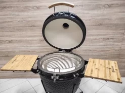 Série Evolve Econ - Barbecue Kamado 24" / 61 CM / XXL - Avec étagères De Table En Bois - Accessoires Gratuits Inclus - Parois En Céramique - Forme D'œuf - Chaleur Directe + Chaleur Indirecte - Ventilation Professionnelle - Thermomètre Intelligent -Meubles Soldes Boutique 1200x898