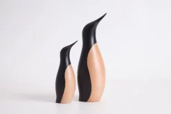 Architectmade Grande Figurine Penguin -Meubles Soldes Boutique Penguins from side light background